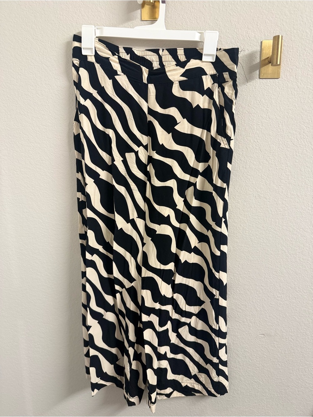 Tahari Ivory and Black Zebra Elastic Waist Pull-On Pants.